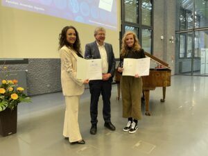 Anna Grebinyk (left) and Dana Mietzner (right) received the prizes for research-oriented and transfer-oriented achievements correspondingly from Klaus-Martin Melzer, Vice President for Research and Transfer at the TH Wildau.